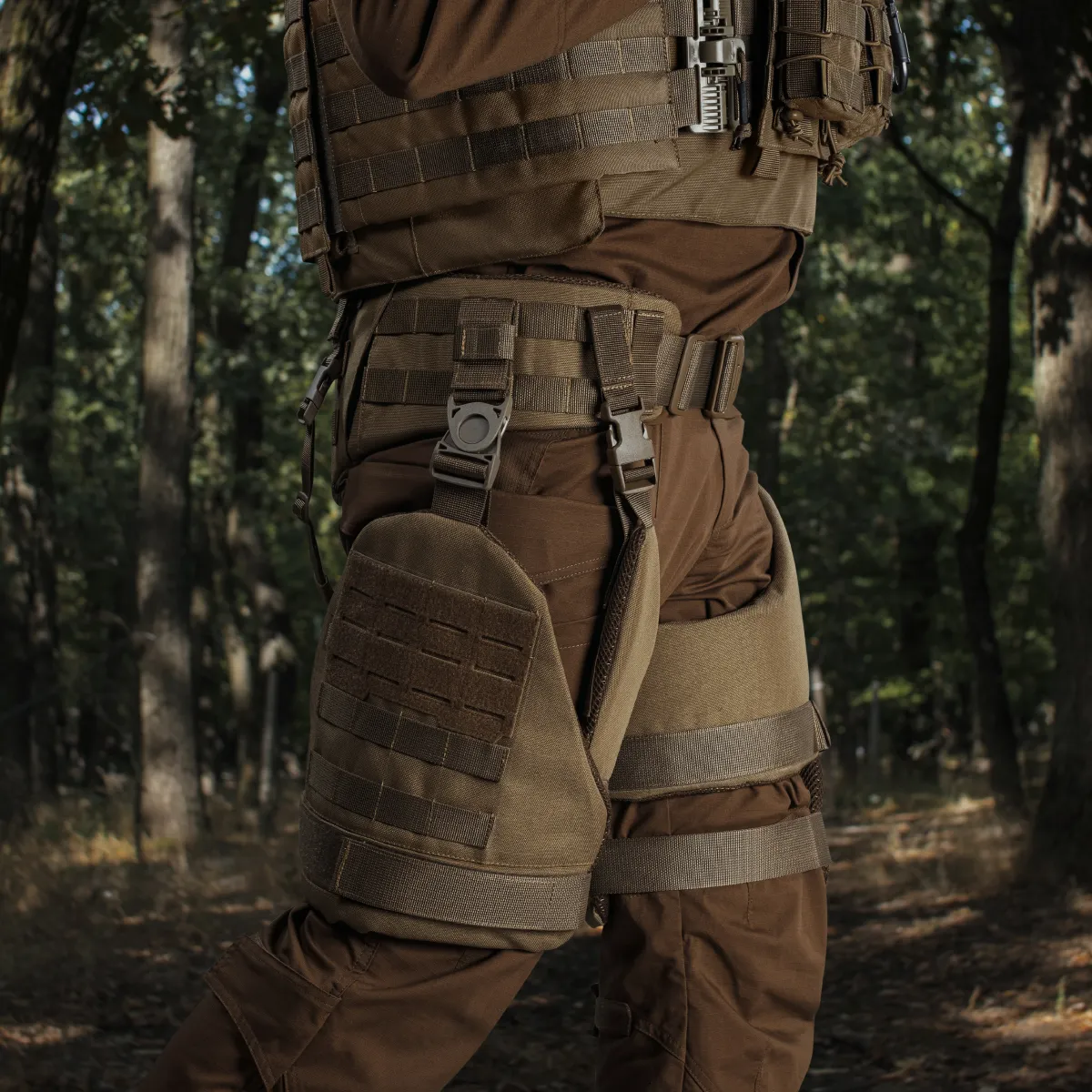 Захист стегон 1-го класу захисту (з балістичним пакетом). Колір койот 3