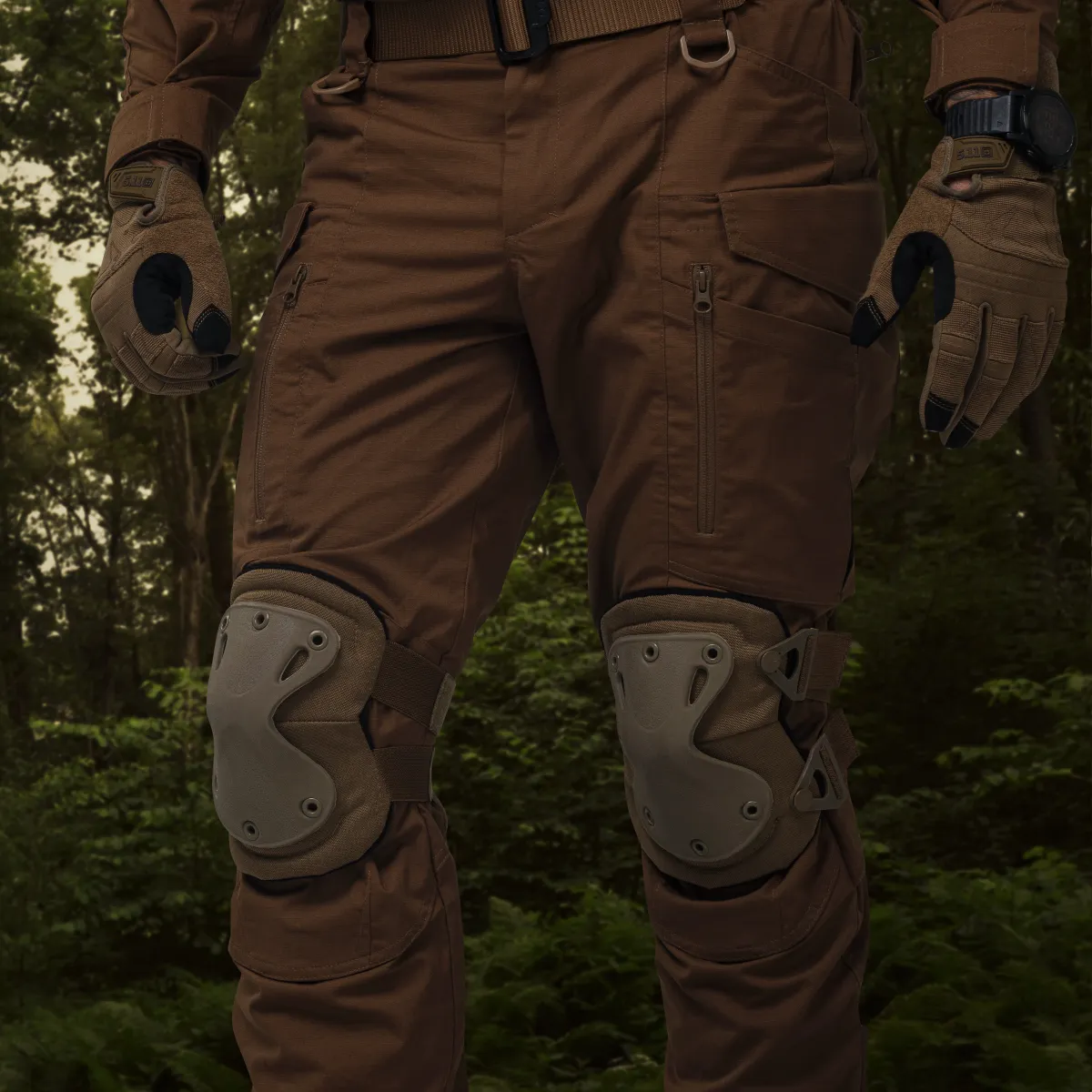 Наколенники тактические Defcon 5. Эластичный пластик, анатомически изогнутые. Койот 6