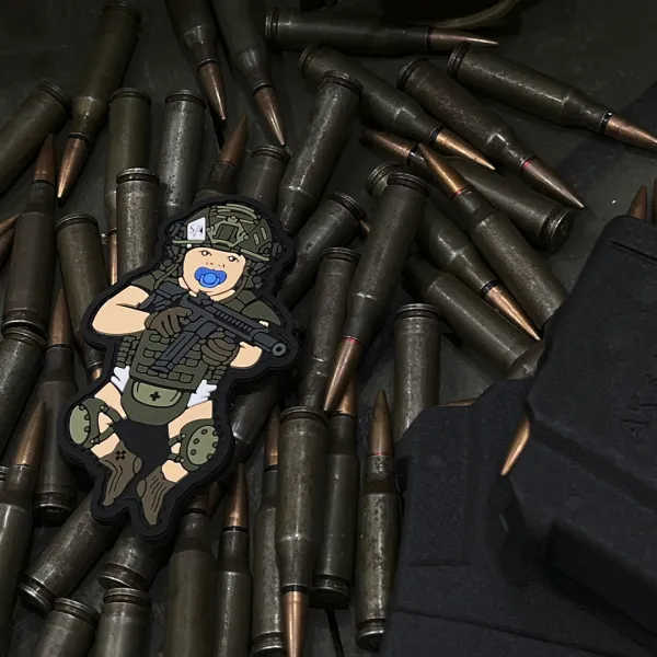 Патч (шеврон) «Малюк народжений для війни» від Sanchi. М’який ПВХ пластик. Олива 6