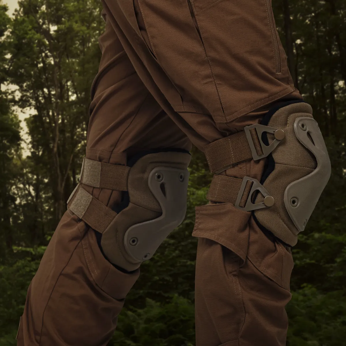 Наколенники тактические Defcon 5. Эластичный пластик, анатомически изогнутые. Койот 3