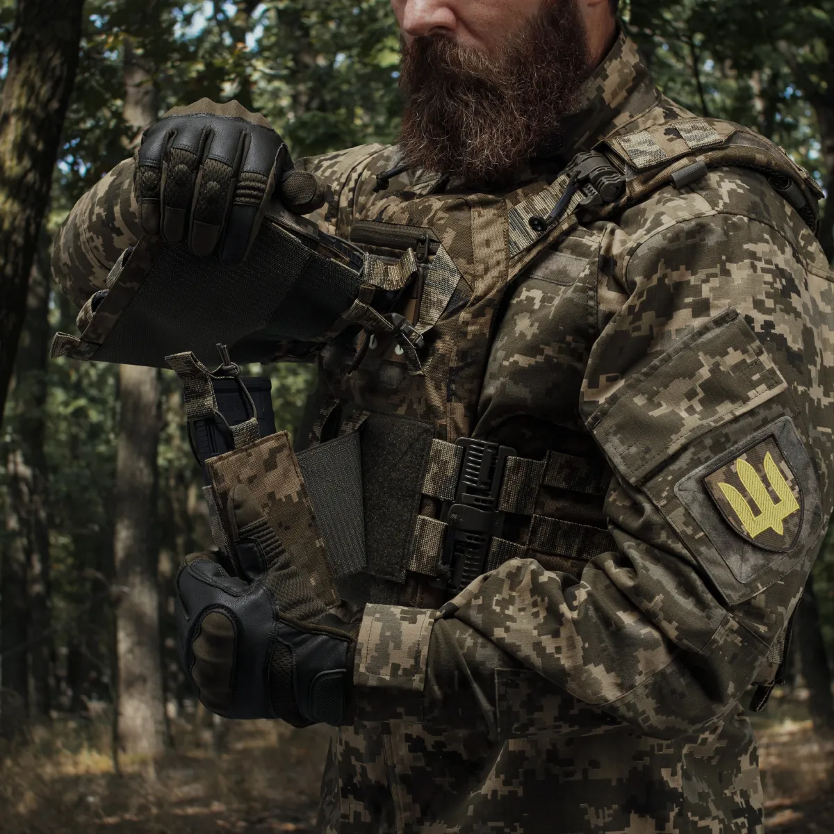 Боковой левосторонний эластичный подсумок для магазинов АК/АR и турникетов открытого типа с креплением на липучке. Пиксель (мм-14) 8