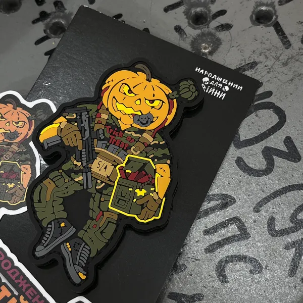 Патч (шеврон) «Малюк народжений для війни Halloween edition» від Sanchi. М’який ПВХ пластик 3