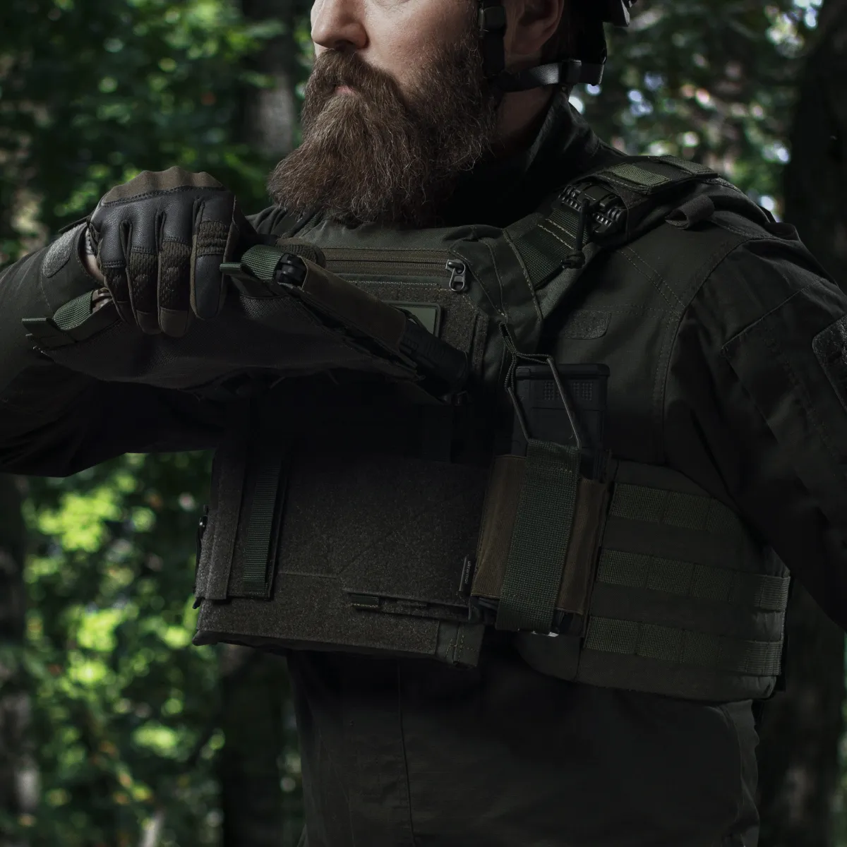 Боковой левосторонний эластичный подсумок для магазинов АК/АR и турникетов открытого типа с креплением на липучке. Олива 8